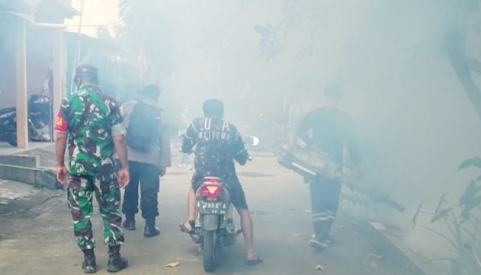 Babinsa Koramil 2302/Bojonegara Aktif Dampingi Warga Fogging dan Pantau Stabilitas Sembako