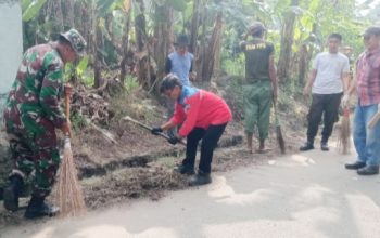 Babinsa Koramil 2307/Ciwandan Gotong Royong Bersama Warga Bangun Rumah dan Bersihkan Jalan Umum