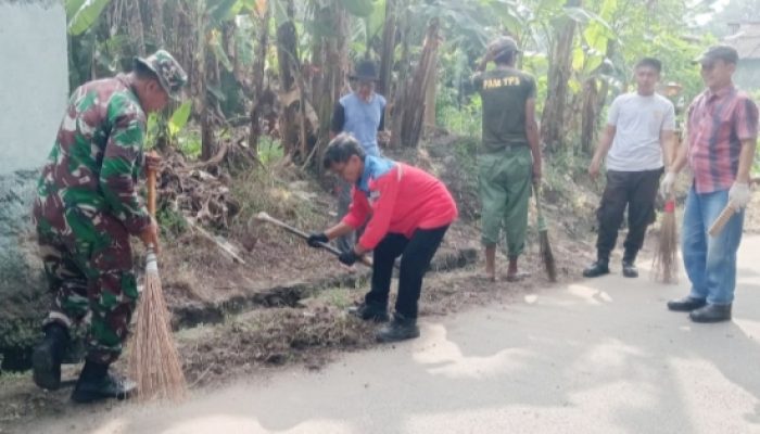Babinsa Koramil 2307/Ciwandan Gotong Royong Bersama Warga Bangun Rumah dan Bersihkan Jalan Umum