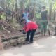 Babinsa Koramil 2307/Ciwandan Gotong Royong Bersama Warga Bangun Rumah dan Bersihkan Jalan Umum
