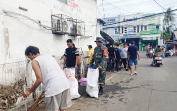 Babinsa Koramil 2304/Anyar Gotong Royong Bantu Pembangunan Rumah dan Bersihkan Drainase Warga