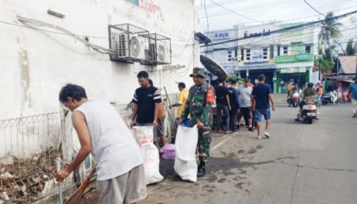 Babinsa Koramil 2304/Anyar Gotong Royong Bantu Pembangunan Rumah dan Bersihkan Drainase Warga