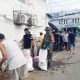 Babinsa Koramil 2304/Anyar Gotong Royong Bantu Pembangunan Rumah dan Bersihkan Drainase Warga
