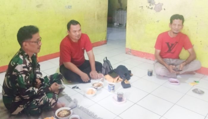 Babinsa Koramil 2305/Cinangka Tingkatkan Komsos, Ajak Warga Perkuat Keamanan Lingkungan dan Awasi Pergaulan Remaja