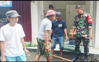 Babinsa Koramil 2301/Cilegon Bersama Warga Gotong Royong Bersihkan Jalan dan Drainase