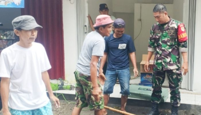 Babinsa Koramil 2301/Cilegon Bersama Warga Gotong Royong Bersihkan Jalan dan Drainase