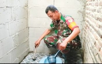 Babinsa Koramil 2305/Cinangka Gotong Royong Bantu Pembuatan MCK dan Fasilitas Penyimpanan Material