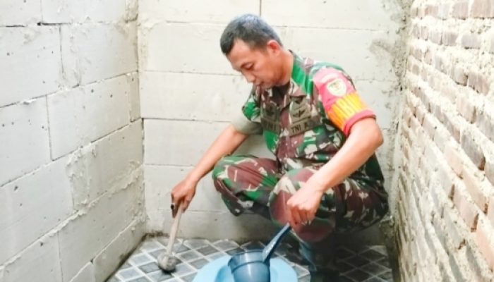 Babinsa Koramil 2305/Cinangka Gotong Royong Bantu Pembuatan MCK dan Fasilitas Penyimpanan Material