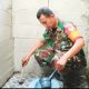 Babinsa Koramil 2305/Cinangka Gotong Royong Bantu Pembuatan MCK dan Fasilitas Penyimpanan Material