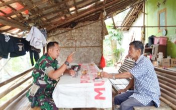 Babinsa Koramil 2306/Mancak Perkuat Kebersamaan Warga Lewat Komsos dan Semangat Gotong Royong