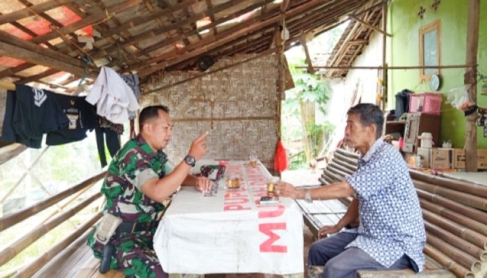 Babinsa Koramil 2306/Mancak Perkuat Kebersamaan Warga Lewat Komsos dan Semangat Gotong Royong