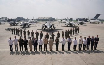 *6 Pesawat Rafale Indonesia Akhirnya Datang! Prabowo: Pertahanan Kunci Stabilitas Negara*  _Press Release Badan Komunikasi Pemerintah (Bakom) RI_  *02-18.05.26*  *Jakarta, 18 Mei 2026* — Presiden Republik Indonesia Prabowo Subianto menegaskan pentingnya penguatan pertahanan nasional sebagai kunci menjaga stabilitas dan kedaulatan negara. Apalagi dihadapkan dengan situasi geopolitik global yang penuh ketidakpastian.  Hal itu disampaikan Prabowo usai menerima secara resmi penambahan alat utama sistem persenjataan (alutsista) strategis untuk TNI Angkatan Udara di Lanud Halim Perdanakusuma, Jakarta, Senin (18/5).  Indonesia menerima enam pesawat tempur Dassault Rafale, empat pesawat angkut VIP Dassault Falcon 8X, satu pesawat angkut Airbus A400M Atlas, serta sistem persenjataan modern rudal Meteor dan Smart Weapon Hammer.  “Saudara-saudara sekalian, tadi baru saja kita menerima secara resmi penambahan alutsista untuk angkatan udara,” ujar Prabowo.  Penambahan alutsista ini merupakan bagian dari program modernisasi alutsista nasional yang dilakukan Prabowo pada saat menjabat sebagai Menteri Pertahanan di periode pemerintahan sebelumnya.  Prabowo menyatakan penambahan alutsista tersebut merupakan salah satu tonggak penting dalam memperkuat kemampuan pertahanan nasional.   Menurutnya, Indonesia harus terus meningkatkan kekuatan pertahanan sebagai penangkal terhadap berbagai potensi ancaman.  “Ini saya kira salah satu tonggak penambahan kekuatan. Kita harus terus tingkatkan kekuatan pertahanan kita sebagai penangkal, sebagai deterrent. Kita tidak punya kepentingan selain untuk menjaga wilayah kita sendiri,” tegasnya.  Prabowo juga menyoroti dinamika geopolitik dunia yang saat ini dipenuhi ketidakpastian. Karena itu, Prabowo menilai pertahanan menjadi syarat utama untuk menjaga stabilitas dan menjamin kedaulatan bangsa.  “Tapi, kita lihat kondisi geopolitik dunia penuh dengan ketidakpastian, dan kita tahu bahwa pertahanan syarat utama untuk stabilitas. Jaminan bahwa kita bisa berdaulat,” kata Prabowo.  Ke depan, pemerintah akan terus membangun dan memperkuat kemampuan pertahanan nasional demi menjaga keamanan wilayah udara, laut, dan daratan Indonesia.  “Dalam waktu yang akan datang terus akan kita bangun kekuatan kita. Kita ingin mengamankan wilayah udara, wilayah laut, dan tentunya wilayah daratan kita,” imbuhnya.  Kehadiran Rafale akan meningkatkan kemampuan tempur udara Indonesia, baik dalam operasi udara-ke-udara maupun udara-ke-darat. Sementara kehadiran Falcon 8X mendukung mobilitas strategis dan misi pengawasan.  Di sisi lain, A400M MRTT memperkuat kemampuan angkut logistik serta pengisian bahan bakar di udara untuk operasi jarak jauh. Adapun Radar GCI GM403 berperan penting dalam sistem deteksi dini dan pengendalian pertahanan udara nasional guna menjaga kedaulatan wilayah udara Indonesia.