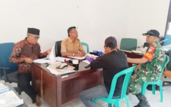 Babinsa Koramil 2302/Bojonegara Gotong Royong Bersihkan Sampah dan Bantu Pembangunan Rumah Warga
