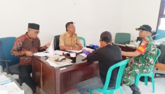 Babinsa Koramil 2302/Bojonegara Gotong Royong Bersihkan Sampah dan Bantu Pembangunan Rumah Warga