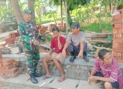 Babinsa Koramil 2303/Pulomerak Perkuat Komsos Bahas Rehabilitasi Mushola dan Keamanan Lingkungan