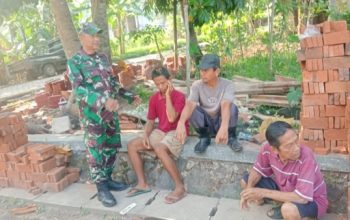 Babinsa Koramil 2303/Pulomerak Perkuat Komsos Bahas Rehabilitasi Mushola dan Keamanan Lingkungan