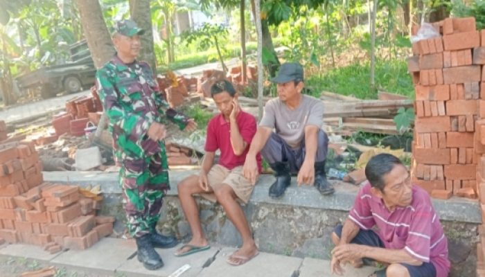 Babinsa Koramil 2303/Pulomerak Perkuat Komsos Bahas Rehabilitasi Mushola dan Keamanan Lingkungan