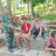 Babinsa Koramil 2303/Pulomerak Perkuat Komsos Bahas Rehabilitasi Mushola dan Keamanan Lingkungan