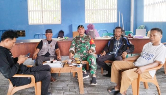 Babinsa Koramil 2304/Anyar Intensifkan Komsos Bahas Ketahanan Pangan dan Kamtibmas di Wilayah Binaan