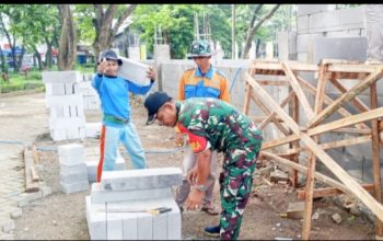 Babinsa Koramil 2302/Bojonegara Aktif Karbak, Bantu Bersihkan Sampah hingga Bangun Rumah Warga
