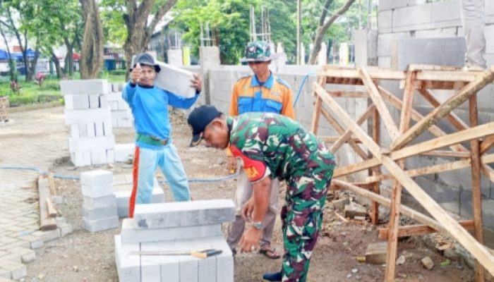 Babinsa Koramil 2302/Bojonegara Aktif Karbak, Bantu Bersihkan Sampah hingga Bangun Rumah Warga