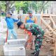 Babinsa Koramil 2302/Bojonegara Aktif Karbak, Bantu Bersihkan Sampah hingga Bangun Rumah Warga