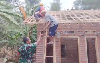 Babinsa Koramil 2303/Pulomerak Gencarkan Komsos, Bahas Rehab Mushola dan Kamtibmas Warga