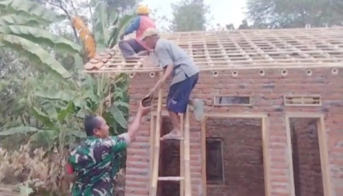 Babinsa Koramil 2303/Pulomerak Gencarkan Komsos, Bahas Rehab Mushola dan Kamtibmas Warga