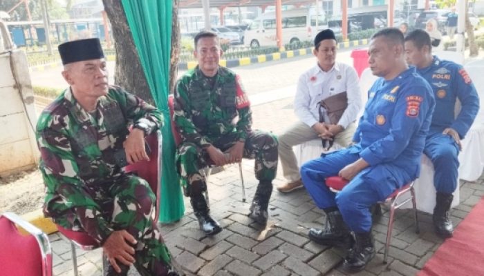 Babinsa Koramil 2302/Bojonegara Intensifkan Komsos, Bahas Keamanan dan Gotong Royong Warga