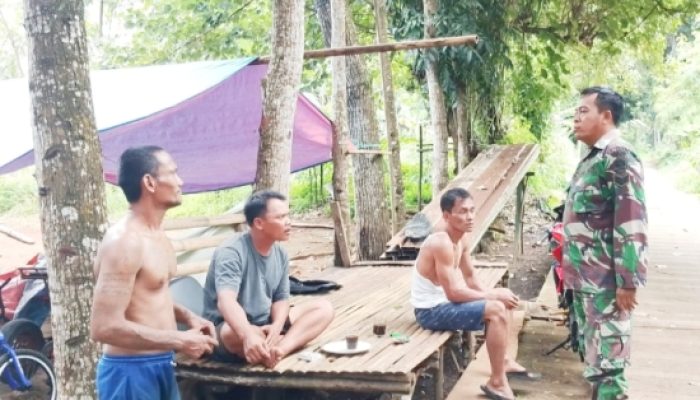 Babinsa Koramil 2305/Cinangka Gencarkan Komsos, Ajak Pedagang Jaga Kebersihan dan Dorong Kampung Pancasila