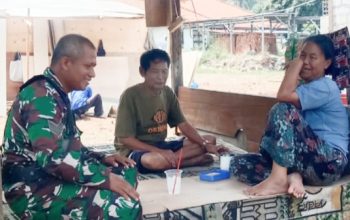 Babinsa Koramil 2303/Pulomerak Tingkatkan Komsos, Bahas Kebersihan Lingkungan dan Manfaat TMMD