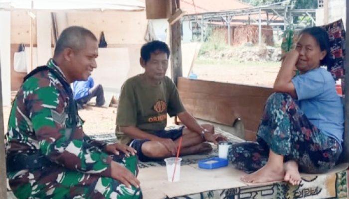 Babinsa Koramil 2303/Pulomerak Tingkatkan Komsos, Bahas Kebersihan Lingkungan dan Manfaat TMMD