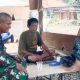 Babinsa Koramil 2303/Pulomerak Tingkatkan Komsos, Bahas Kebersihan Lingkungan dan Manfaat TMMD
