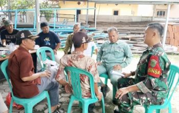Babinsa Koramil 2306/Mancak Giat Komsos, Ingatkan Warga Waspada Musim Hujan dan Aktifkan Siskamling