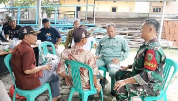 Babinsa Koramil 2306/Mancak Giat Komsos, Ingatkan Warga Waspada Musim Hujan dan Aktifkan Siskamling