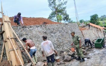 Babinsa Koramil 2305/Cinangka Gelar Karbak, Bantu Renovasi Rumah Warga dan Bangun Tanggul KDKMP