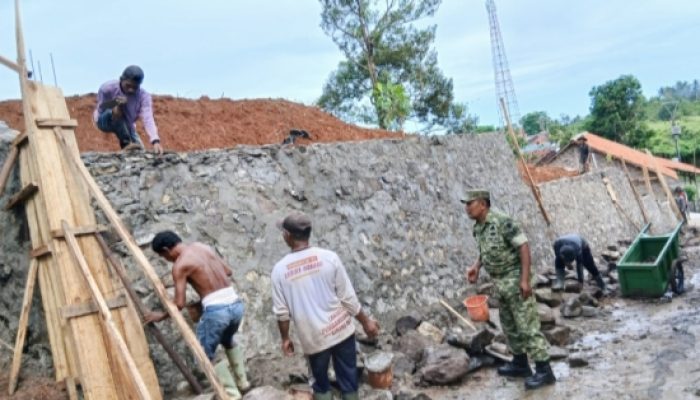 Babinsa Koramil 2305/Cinangka Gelar Karbak, Bantu Renovasi Rumah Warga dan Bangun Tanggul KDKMP