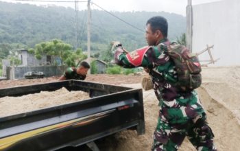 Babinsa Koramil 2302/Bojonegara Gotong Royong Bantu Plester dan Pengecoran Rumah Warga
