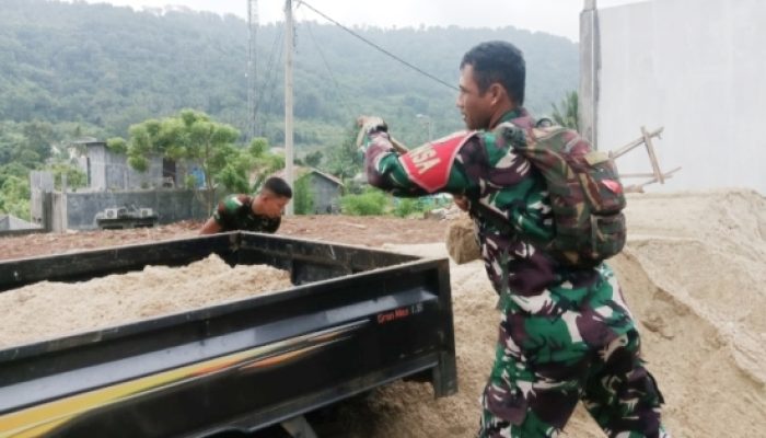 Babinsa Koramil 2302/Bojonegara Gotong Royong Bantu Plester dan Pengecoran Rumah Warga
