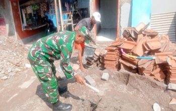 Babinsa Koramil 2303/Pulomerak Gotong Royong Bersama Warga, Rehab Mushola dan Bangun Pondasi Penahan Tanah