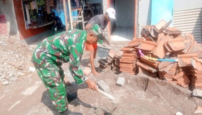 Babinsa Koramil 2303/Pulomerak Gotong Royong Bersama Warga, Rehab Mushola dan Bangun Pondasi Penahan Tanah