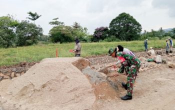 Babinsa Koramil 2304/Anyar Gotong Royong Bantu Pembangunan Irigasi dan Rumah Warga