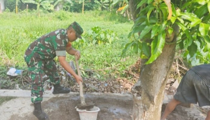 Babinsa Koramil 2307/Ciwandan Gotong Royong Bersama Warga Bangun Drainase dan Rumah di Cilegon