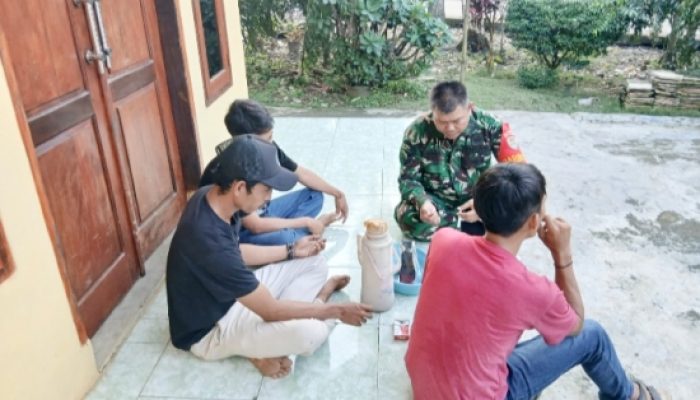 Babinsa Koramil 2305/Cinangka Gencarkan Komsos, Ajak Warga dan Pedagang Pantai Jaga Kebersihan serta Keamanan