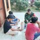 Babinsa Koramil 2305/Cinangka Gencarkan Komsos, Ajak Warga dan Pedagang Pantai Jaga Kebersihan serta Keamanan