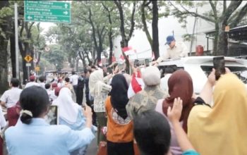 Momen Hangat Warga Sambut Kedatangan Prabowo di Bandung : Pak Minta Foto!