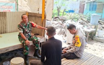Babinsa Koramil 2302/Bojonegara Turun Tangan Bantu Warga Bersihkan Sampah dan Bangun Rumah