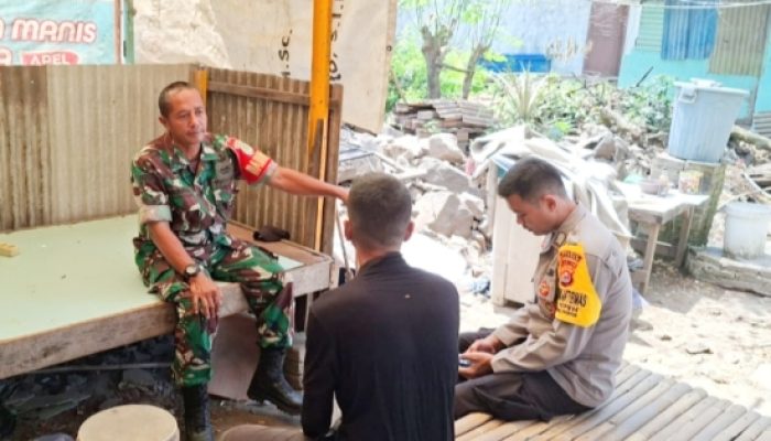 Babinsa Koramil 2302/Bojonegara Turun Tangan Bantu Warga Bersihkan Sampah dan Bangun Rumah