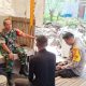 Babinsa Koramil 2302/Bojonegara Turun Tangan Bantu Warga Bersihkan Sampah dan Bangun Rumah