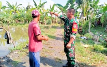 Babinsa Koramil 2303/Pulomerak Aktif Dampingi Warga Bahas Budidaya Ikan dan Kebersihan Lingkungan